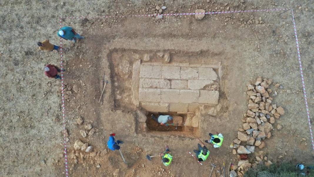 Tarlasını süren çiftçi topraktan çıkanlar karşısında çaresiz kaldı, ekiplere haber verdi, duyan oraya koştu! 11